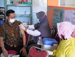 Diskominfo Batang Mendampingi Warga Menjalani Vaksinasi COVID-19 Di Desa Kebaturan