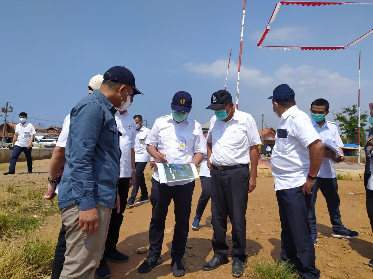 Tim Badan Geologi Kementerian ESDM saat meninjau lokasi pemasangan patok pendeteksi land subsidence di Kota Pekalongan, Rabu (18/8).