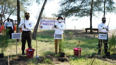 Mencegah Abrasi, Polres Batang Tanam 60 Ribu Mangrove