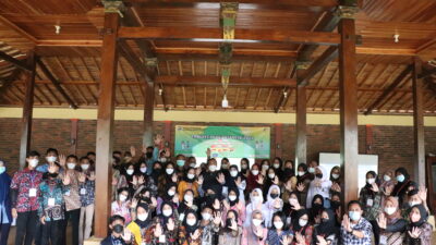 Bupati Batang Wihaji foto bersama peserta Kongres Anak Batang ke-IV di Wisata Agro Selopajang Timur, Sabtu (19/02/2022) (Foto: Batang Update/Fajar).