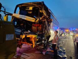 Bus Peziarah Mengalami Kecelakaan di Tol Batang, Dua Orang Tewas