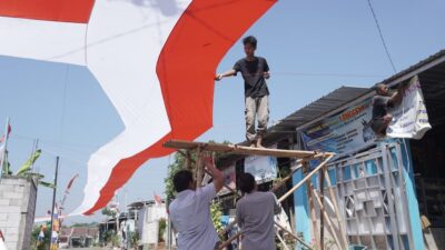 Warga Desa Tragung Pasang Bendera Merah Putih Panjang