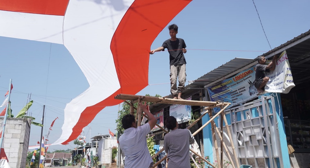 Warga Desa Tragung Pasang Bendera Merah Putih Panjang