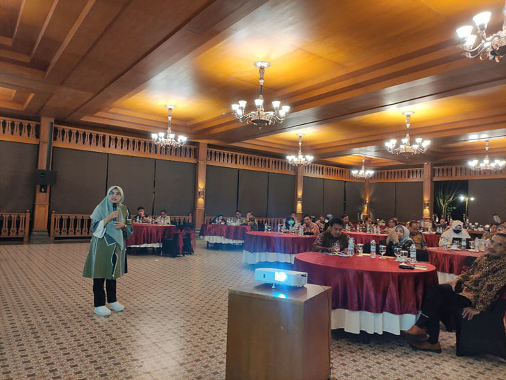 Sri Mugirahayu Kepala BPJS Kesehatan Cabang Pekalongan dalam Rapat Koordinasi Percepatan UHC.