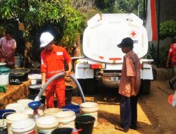 Krisis Air, PMI Batang Distribusikan Air Bersih di Dukuh Jlegong