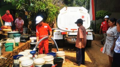 Krisis Air, PMI Batang Distribusikan Air Bersih di Dukuh Jlegong